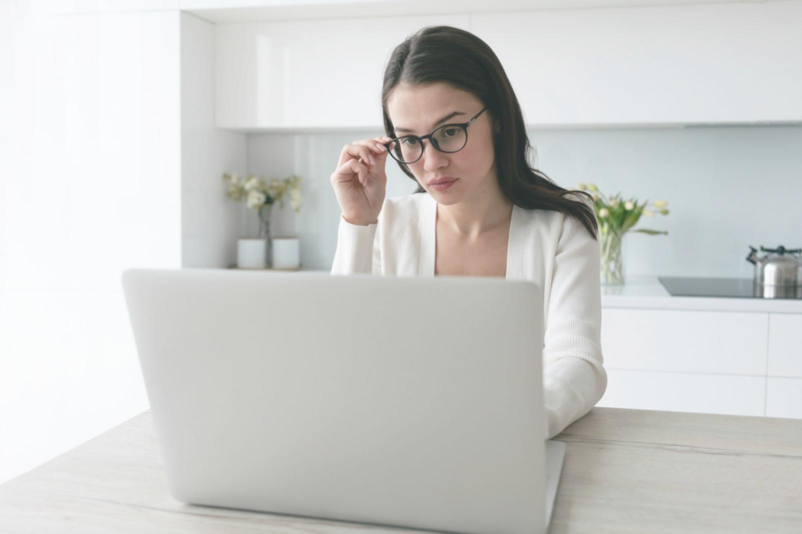 Modernes Büroumfeld mit Fokus auf digitale Finanzlösungen